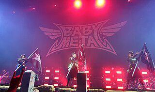 «Пять японских лисиц» предъявляли уникальные требования фанатам каваии-метал-группы (на илл.). Фото 1 