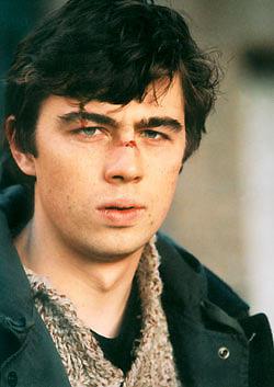 Спустя 25 лет после выхода «Брата» Балабанова Данила Багров попал в киберпанк и оказался одним из своих клонов. Фото 4 