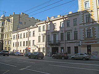 В гражданской архитектуре начала XIX века львиная маска и венки применялись как символы торжества и могущества. Фото 1 