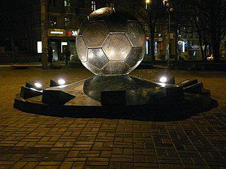 В Харькове есть футбольный мяч, который весит свыше двух тонн. Фото 2 