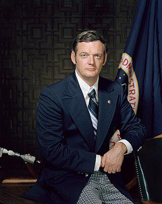 В послужном списке руководителя полётов НАСА (на илл.) первая высадка на Луну, спасение экипажа «Аполлон-13», руководство проектами «Союз — Аполлон» и «Space Shuttle». Фото 1 