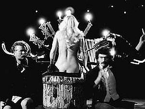 60-ю годовщину Октябрьской революции Театр на Таганке отметил сеансом чёрной магии. Фото 2 