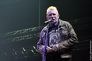 Для съёмок клипа на самую знаменитую песню своей группы фронтмен подобрал наиболее красочные места: помойку и городскую свалку. Фото 1 