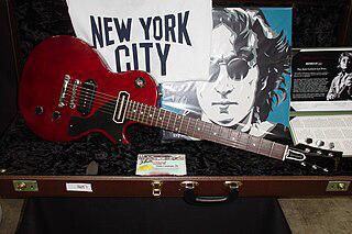 Джон Леннон играл на разных инструментах, но его символом стал Rickenbacker 325 (на илл.). Фото 2 