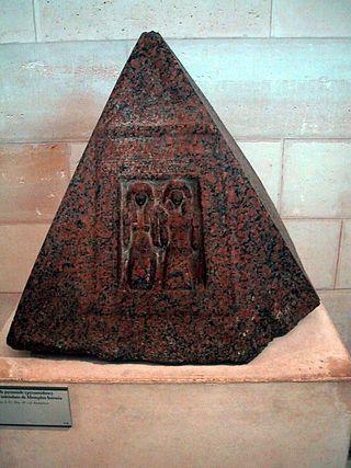 Египетские пирамиды венчал особый камень-пирамидион, часто покрывавшийся позолотой и отражавший солнечные лучи. Фото 3 