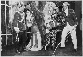 Французская классическая экранизация пьесы «Соломенная шляпка» — немой фильм-погоня с элементами балета и сюрреализма. Фото 1 