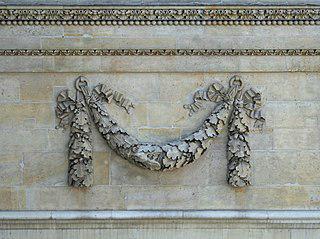 Гирляндами украшают даже саркофаги. Фото 1 