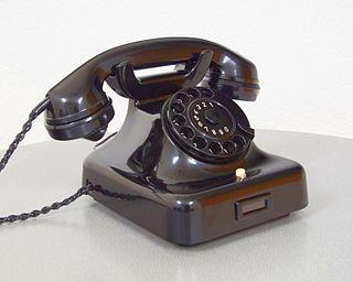 Красный телефон, стоявший возле кровати, после войны был назван «оружием массового поражения». Фото 1 