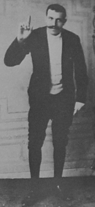 Метеорист — человек, который забавляет публику, испуская собственные кишечные газы на музыкальный манер. Фото 2 