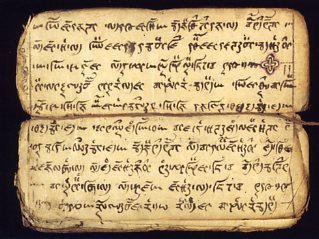 На алфавите лепча сначала писали сверху вниз, а потом слева направо, поэтому последние буквы в словах остались повёрнутыми на 90 градусов. Фото 2 