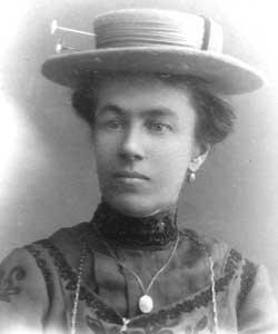 На Егошихинском кладбище Перми установлен памятник сёстрам Оттилии, Маргарите и Эвелине Циммерман, которых в городе считают прототипами чеховских трёх сестёр. Фото 4