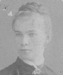 На Егошихинском кладбище Перми установлен памятник сёстрам Оттилии, Маргарите и Эвелине Циммерман, которых в городе считают прототипами чеховских трёх сестёр. Фото 6