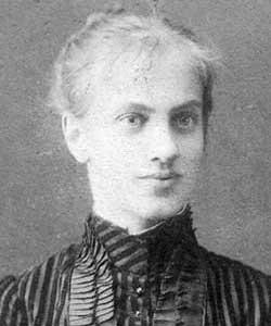 На Егошихинском кладбище Перми установлен памятник сёстрам Оттилии, Маргарите и Эвелине Циммерман, которых в городе считают прототипами чеховских трёх сестёр. Фото 7 