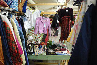 На крупнейшем рынке Дакара не только торгуют секонд-хендом со всего мира, но и перерабатывают всё, что можно перепродать. Фото 1 