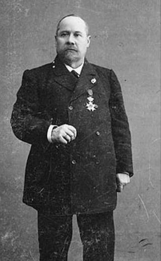 Накануне революции фабрикант за полвека труда наградил рабочих годовым окладом и именными часами. Фото 1 