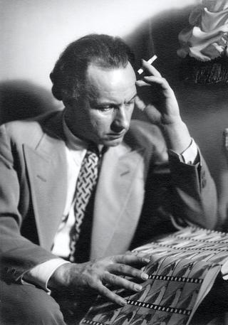 Немецкий режиссёр и создатель жанра горных фильмов заставлял своих актёров взбираться босиком по скалам. Фото 1 