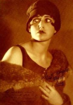 Первую в Мексике мини-юбку носила поэтесса. Фото 3 