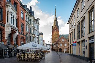 Первый в мире секс-шоп был открыт в городе Фленсбург, Германия в 1962 году,  женщиной по имени Беате Узе-Ротермунд… Фото 2 