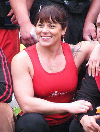 Польская спортсменка за минуту сворачивает в трубочку 5 сковородок, а за две минуты поднимает (на илл.) 12 мужчин. Фото 1 