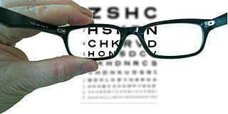 Применяемый для изготовления очечных линз пластик впервые использовался при создании топливного бака  для бомбардировщика. Фото 1 