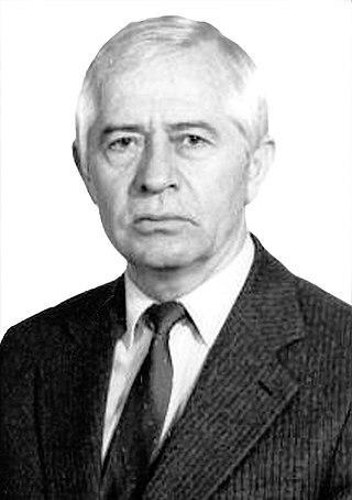 Советский разведчик-нелегал, владевший местным кинотеатром, завлекал туда зрителей комедией Гайдая. Фото 2 