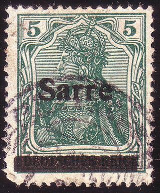 Утверждается, что лицо Гитлера загадочным образом проявилось после его смерти на саарских марках. Фото 1