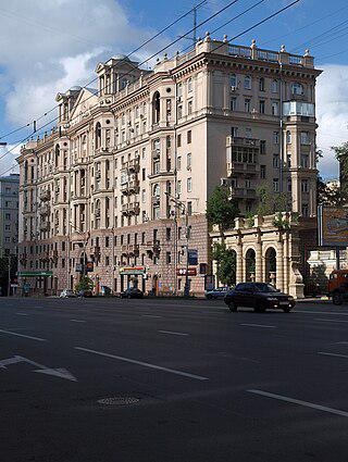 В доме работников госбезопасности (на илл.) балконы на Садовое опечатывали в целях госбезопасности. Фото 2 