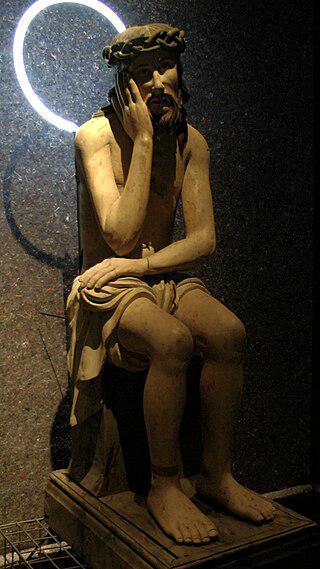 За нательными крестиками, снятыми с Христа в темнице (на илл.), выстраивалась очередь. Фото 1 