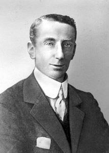 Английский футболист (на илл.) играл исключительно в брогах, считая, что бутсы снижают скорость бега. Фото 2 