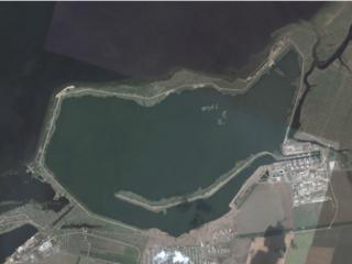 Арктическое озеро, бывшее источником воды и отдыха для целого города, ныне — технологический водоём, купаться в котором разрешается лишь раз в году. Фото 3 