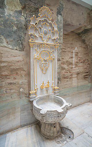 Баню в «райском» саду превратили сначала в караулку, а потом в университетскую библиотеку. Фото 1 