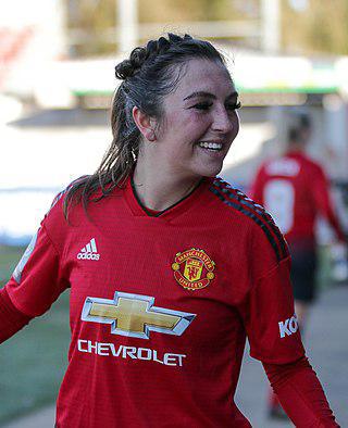 Чтобы сыграть за команду «Манчестер Юнайтед», футболистке (на илл.) пришлось провести девять лет в её академии, четыре года в составе её главного соперника и выиграть чемпионат Италии. Фото 2 
