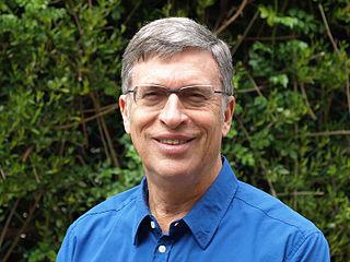 Доктор лингвистики даёт концерты, на которых рассказывает историю фамилий зрителей. Фото 1 