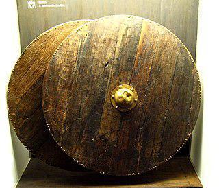 Французская монета экю получила своё название из-за некогда изображённого на ней прямоугольного щита. Фото 2 