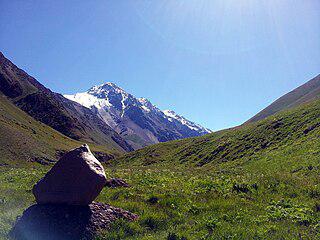 Гей-активист из Кыргызстана установил флаги ЛГБТ и Украины на пике Владимира Путина. Фото 1 