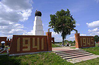 Гнездо аиста, построенное птицами на мемориале, сохранили при ремонте как символ мира. Фото 2 