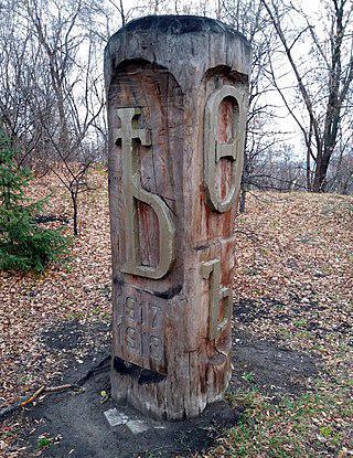 Хотя орфографическая реформа 1918 года официально сохранила твёрдый знак в качестве разделительного (подъезд), на практике он часто изымался из типографского набора полностью и всюду заменялся на апостро́ф (под’езд). Фото 2 