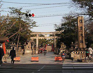 Храм, к которому по морю приплывала героиня «Повести о Гэндзи», находится в трёх километрах от ближайшего залива. Фото 3 