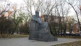 Из трёх памятников Льву Толстому в Москве два трудно заметить. Фото 2 