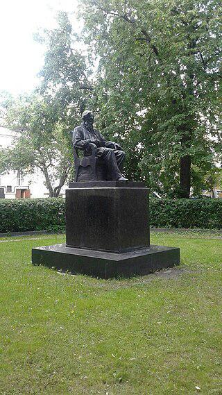 Из трёх памятников Льву Толстому в Москве два трудно заметить. Фото 3 