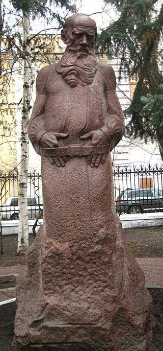 Из трёх памятников Льву Толстому в Москве два трудно заметить. Фото 4 