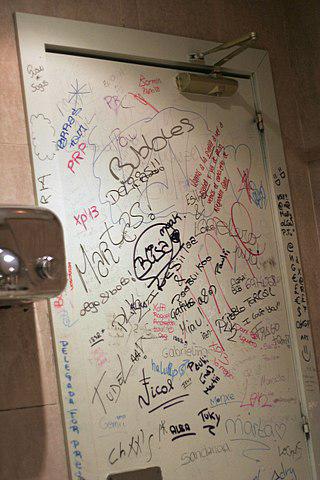 К ценным историческим источникам относятся даже надписи в туалете. Фото 1 