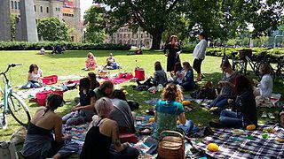 Каждый год по всему миру в начале июня вяжут не только бабушки. Фото 1 