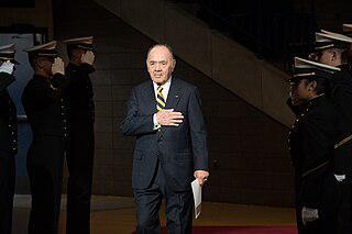 Командир авианосца сбросил в море миллионы долларов для спасения южновьетнамской семьи. Фото 4 