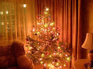 На алюминиевую ёлку (на илл.) не советовали вешать электрические гирлянды. Фото 2 