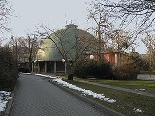 На круизном лайнере Queen Mary 2 находится самая большая в мире плавучая библиотека, насчитывающая 8.000 томов, а также единственный в мире плавучий планетарий. Фото 3 