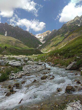 На курорте Ходжа-Обигарм отдыхающих мажут озёрной грязью. Фото 1 