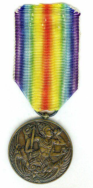 На медалях Победы стран-союзников изображена богиня Ника, кроме наград из Японии и Сиама (на илл.). Фото 3 