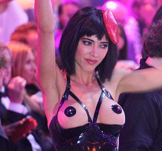 По мнению журнала «Шпигель», швейцарская концептуальная художница в своих выступлениях балансирует на грани между искусством и порнографией. Фото 2 