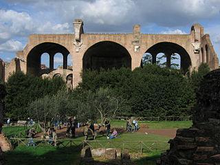 Самые известные мозаики базилики Сан-Витале в Равенне изображают императора Юстиниана и его супругу в окружении придворных вельмож и дам. Фото 2 